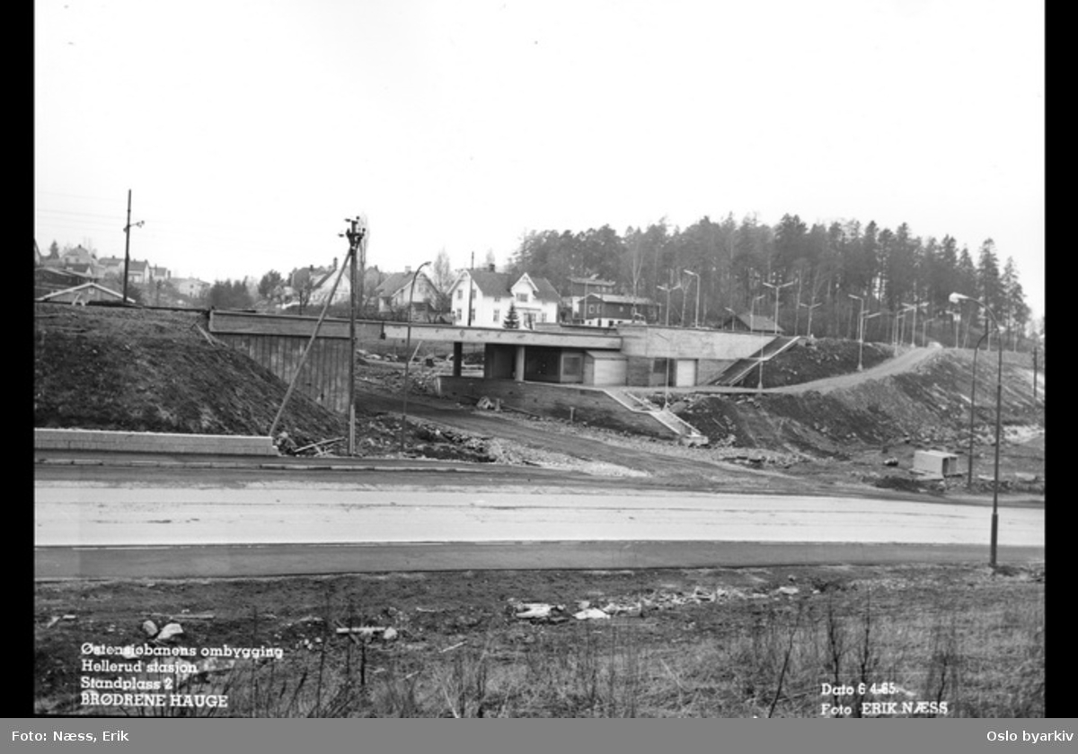 Furusetbanens ombygging. stasjonsanlegget med bro over snart ferdig, Tvetenveien, Låveveien, Thygesons vei. Villabebyggelse bak.