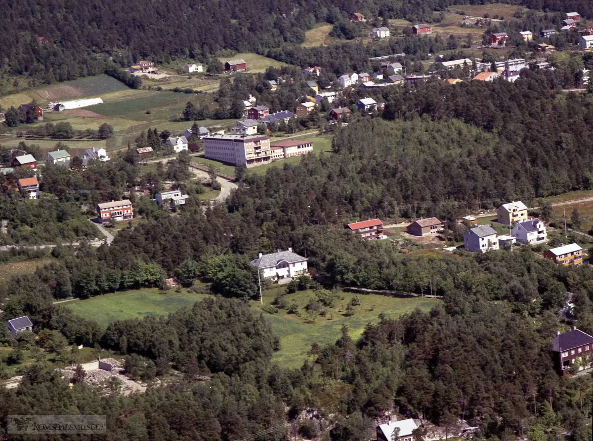 Sykepleierskolen. Bjørsito .Sjukepleieskolen, nedenfor Bjørsito, Helt nederst til høyre Rolf Parelius hus.