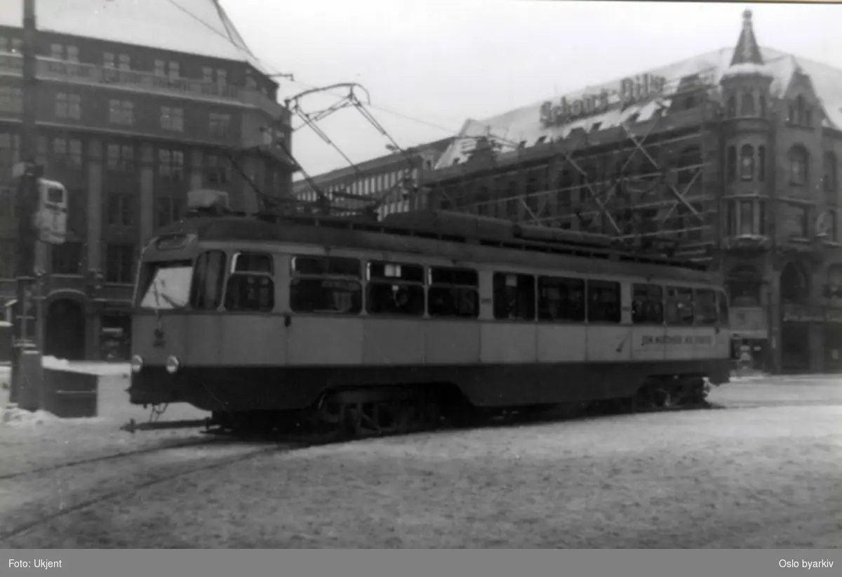 Ljabrutrikken, motorvogn tilhørende Ekebergbanen ved endeholdeplassen / trikkesløyfen på torget (1963-1969).