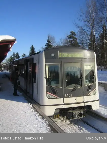 Oslo Sporveier. Nyeste T-banevogntype, M3000, vogn 3102 i butten på linje 2, Østerås-Ellingsrudåsen. Snø.