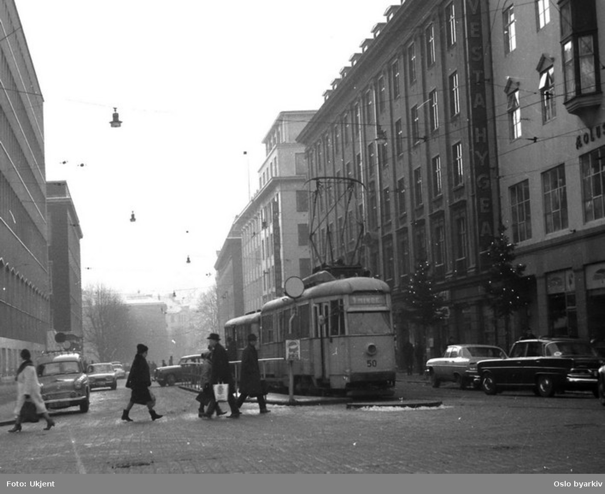 Et av Bergen Sporveis vogntog i Olav Kyrres gate i desember 1965, rett før Bergen Sporvei innstilte trikkedriften.
