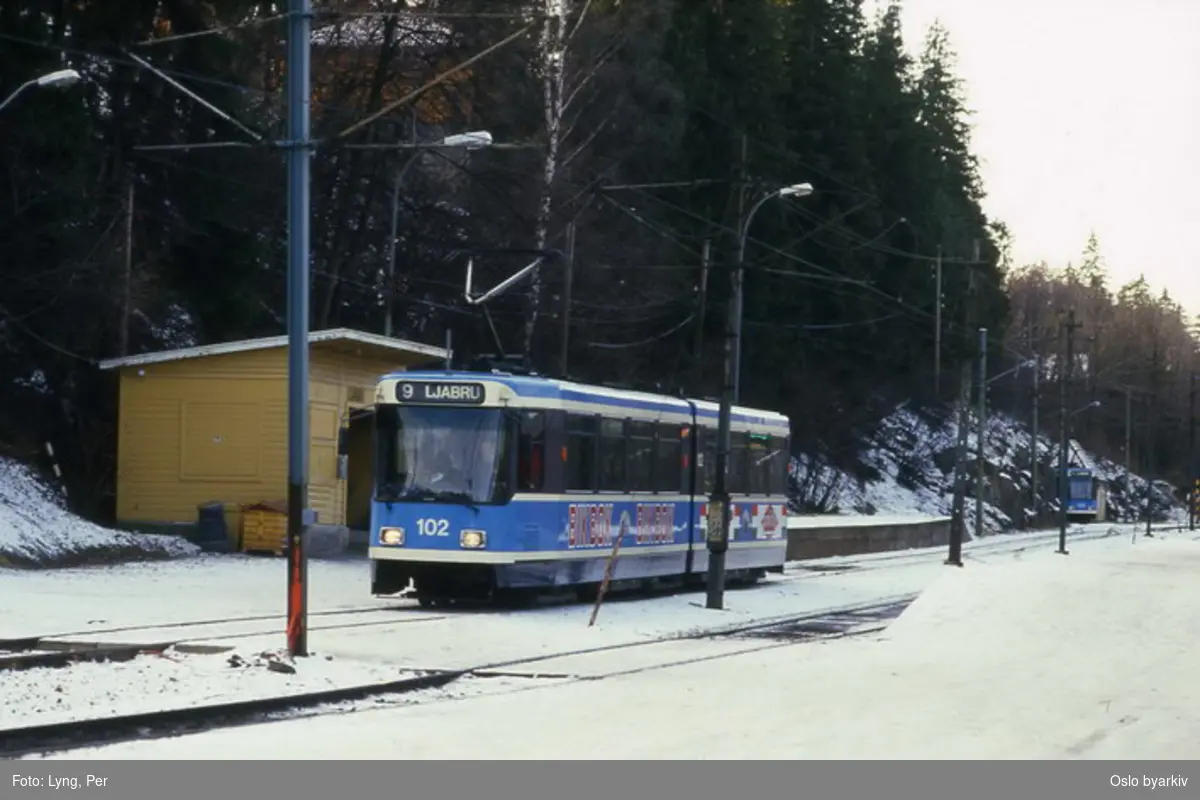 Oslo Sporveier. Trikk motorvogn 102 type SL79 linje 9 til Ljabru ved avgangsplattformen på Jar. Vinterbilde.