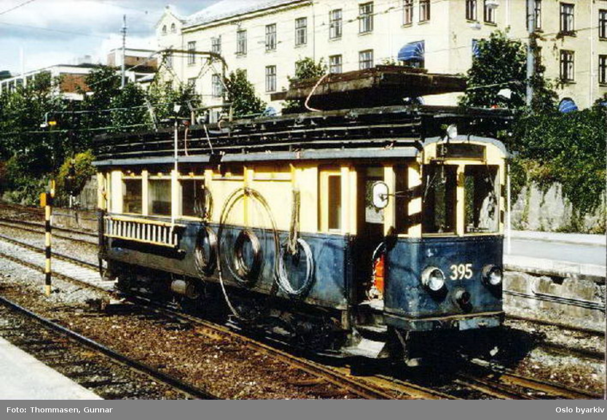 Oslo Sporveier. Trikk arbeidsvogn motorvogn type A nr. 395 (tidligere i trafikk på Lilleakerbanen og Østensjøbanen med vognnummer 1) som ledningsvogn, her ved Majorstuen stasjon.