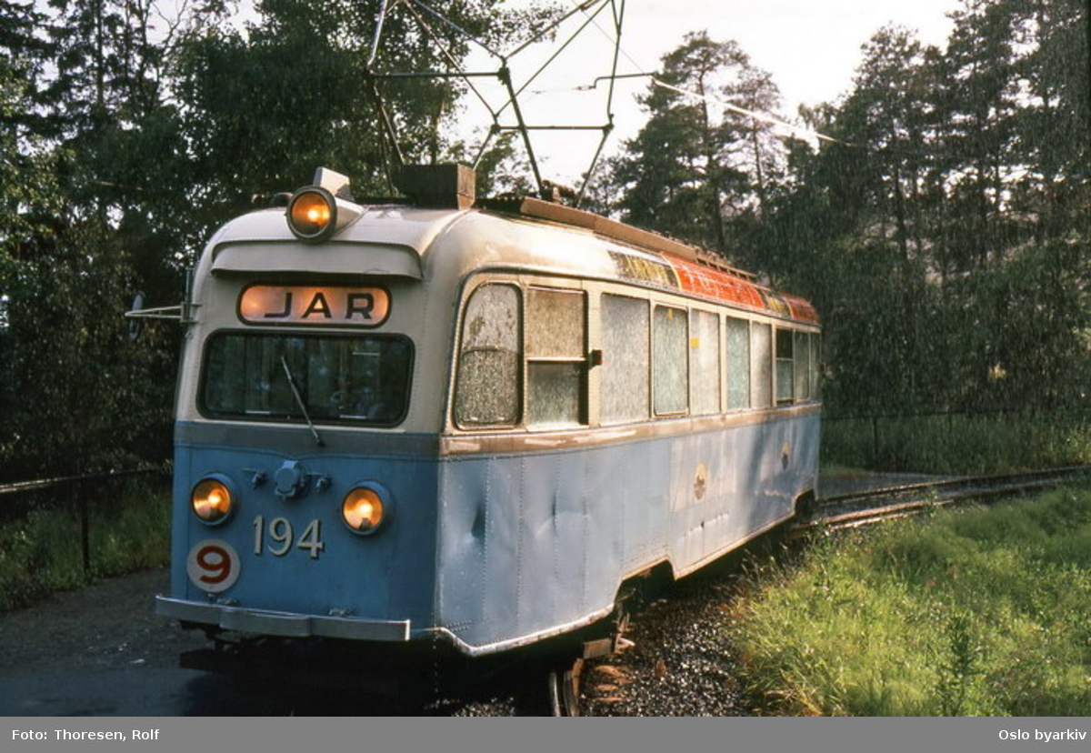 Oslo Sporveier. Trikk motorvogn 194 (fra 1939) type Gullfisk B1 på linje 9, Ljabru-Jar, her i trikkesløyfa. Bilde tatt en gang mellom 1975-1980. (Gullfiskene trafikkerte linjen mellom 1974-1985.)