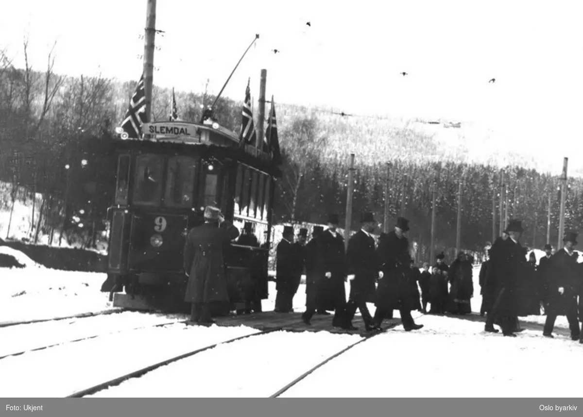Holmenkollbanens MAN motorvogn 9 type (fra) 1898, åpningsdagen 16. mars 1898, banen åpnet til Slemdal. Kong Oscar 2. med følge forlater vogna. Unionsflagg.