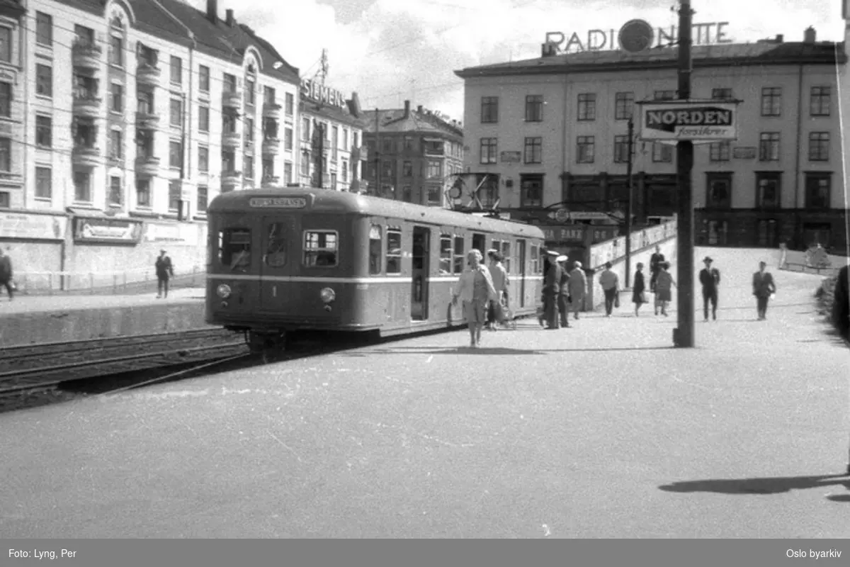Oslo Sporveier. Majorstuen stasjon. Majorstuhuset. Vogn serie T, vogn 1 (den ene av de to første egentlige T-banevogner) ved perrongen. Kolsåsbanen overtok de to prøvevognene etter prøvekjøring på Lambertseterbanen, og satte dem i trafikk på linjen i 1960. Bilde tatt en gang mellom 1960-1970.
