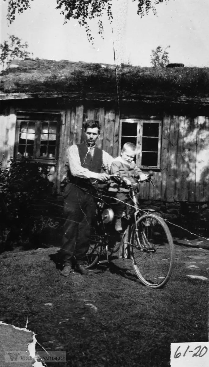Portrett. Hans Knutsen Nesset med sonen Aneus (på sykkel)....