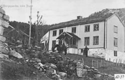 Parti frå Bugge, Skorgestua. Ved kjellerdøra: Skorgejo. Ved 