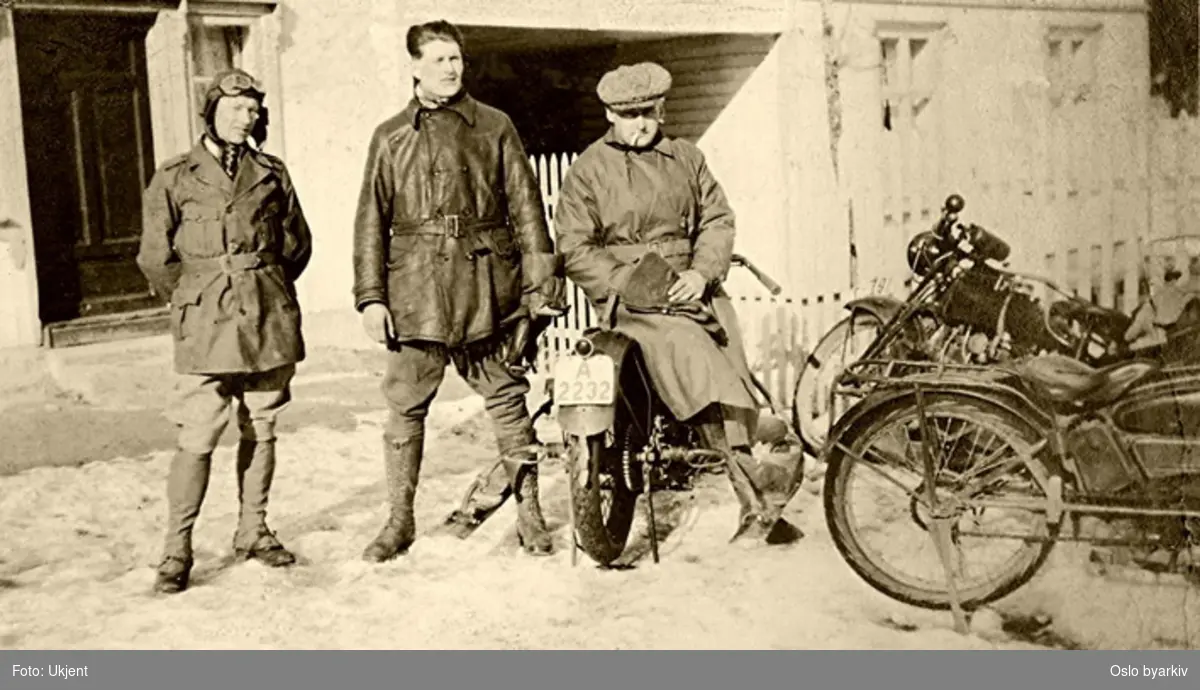 Motorsykler og sjåfører. Anders Wilhelm Nielsen til høyre, Fritjof Høyer, verkstedsjef Norsk Esso i midten. Ukjent sted.