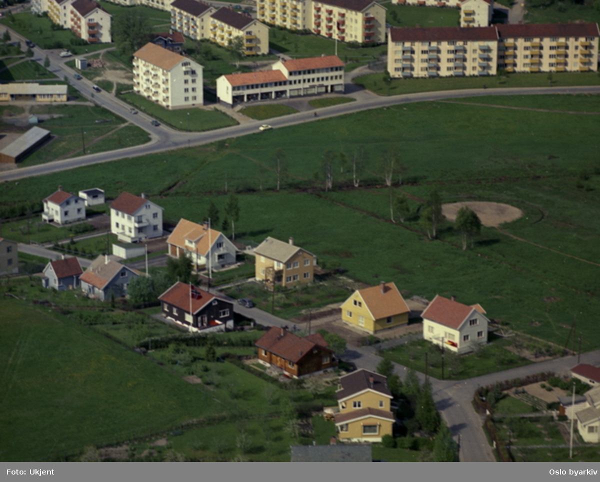 Villabebyggelse på Grefsenplatået, Arilds vei. I bakgrunnen boligblokker på Myrer, Myrerskogveien og Nordstjerneveien. (Flyfoto)
