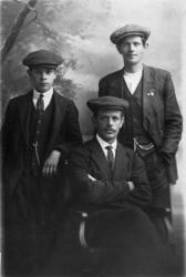 Gruppebilde. Frå v. Sigurd Bersås, John Bersås, Peder Bersås