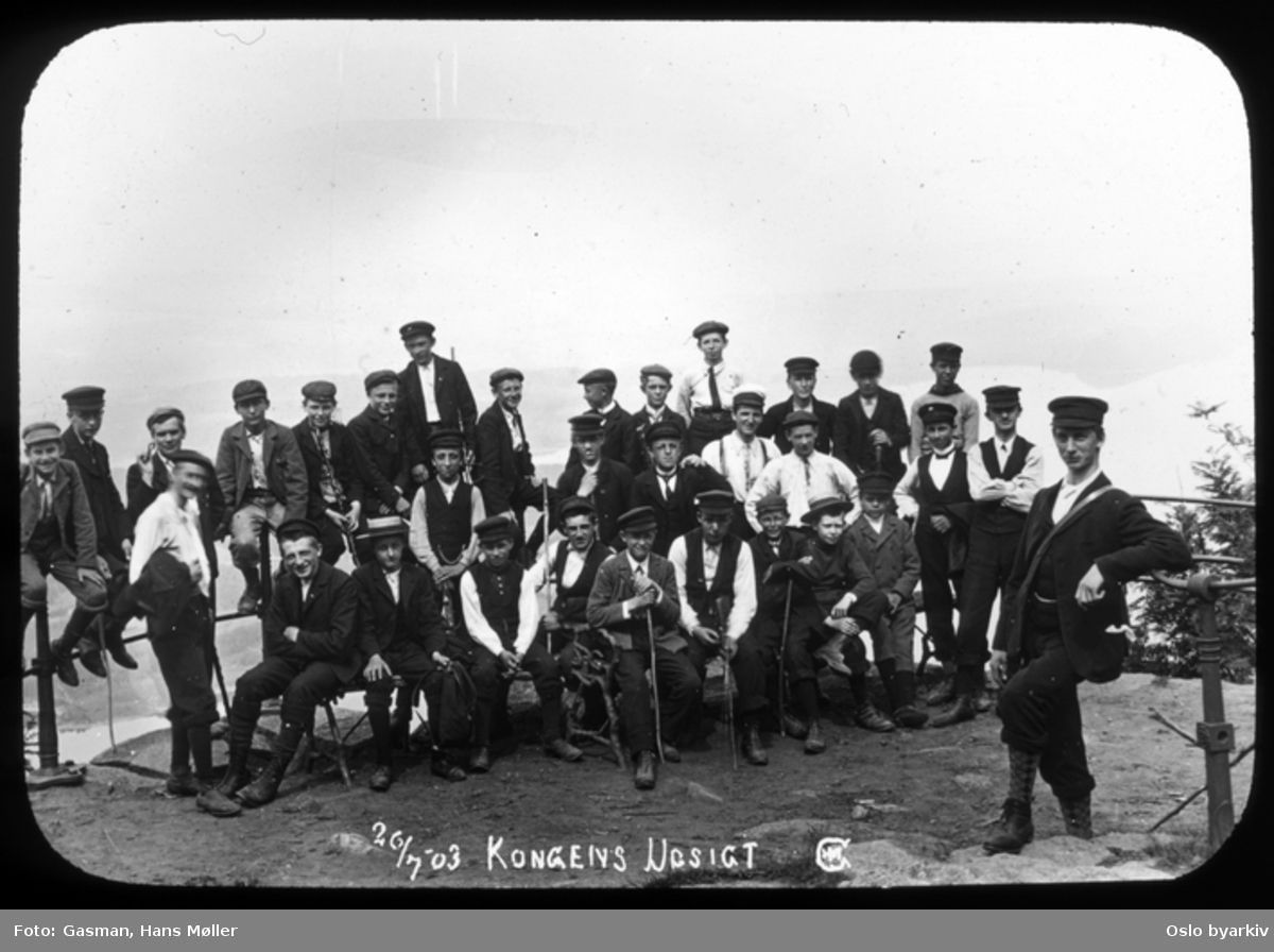 En gruppe menn og ungdommer som poserer for fotografen, 26. juli 1903. Kongens utsikt