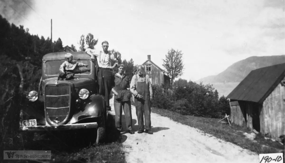 Ford V8 med reg nr T-2579 m/lastekasse. Bilen vart innlevert til krigstjeneste i 1940 og kom bort. Bilen tilhørte Martin H. Bugge.