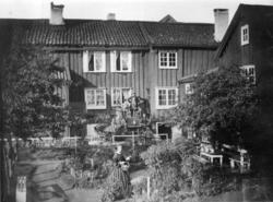 Apoteker Pettetsens hage og gårdsplass. .Bilde er tatt 1864.