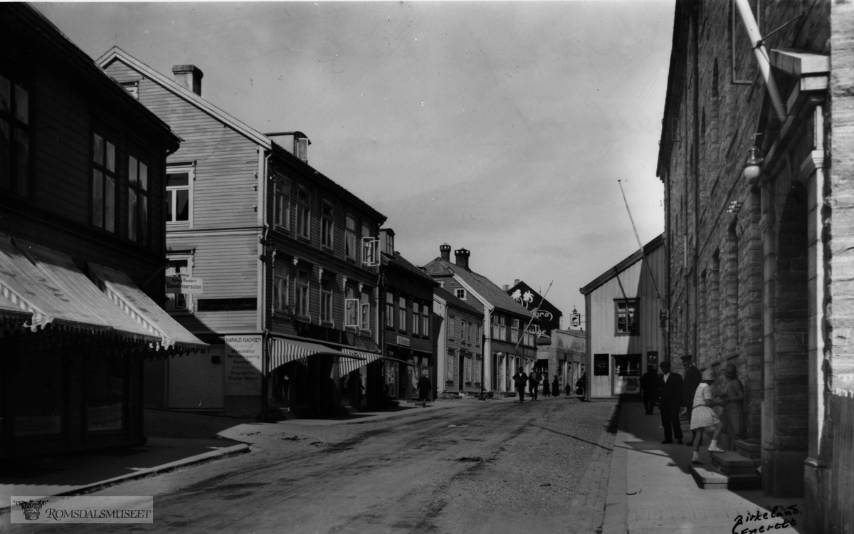 Fra Ludvig Sættem mot øst..på venstre side av gaten Aslaug Randers damefrisersalon, Harald Isachsen, O.Sættem,