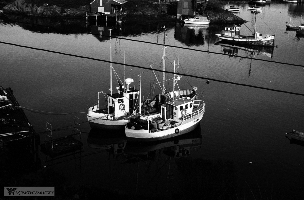 Fiskebåter i Rødsøyvågen.To moderne sjarker i forgrunnen venter på reparasjon ved Rødsøyvågen Slip og Mek. Verksted. .I bakgrunnen "Fiskaren" bygd i Tomrefjorden 1907 (14) ?