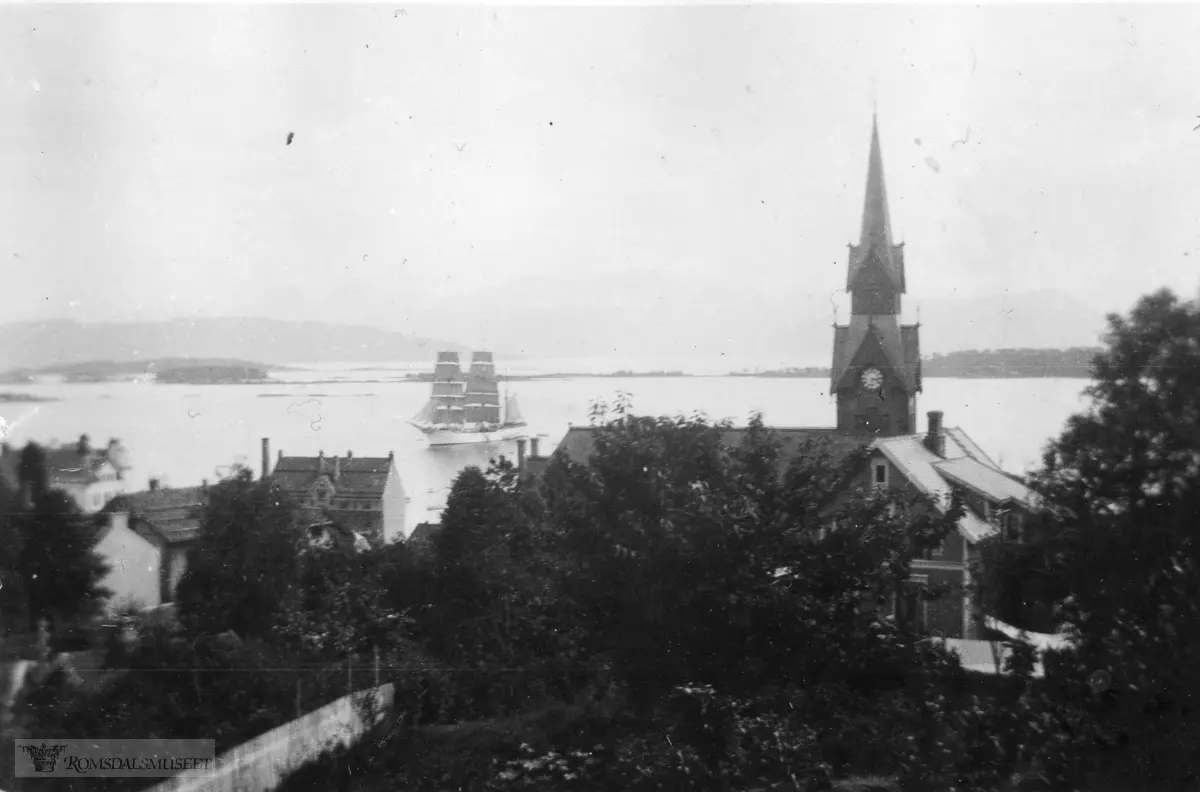 Molde med kirken sett fra nord med seilskute på fjorden.