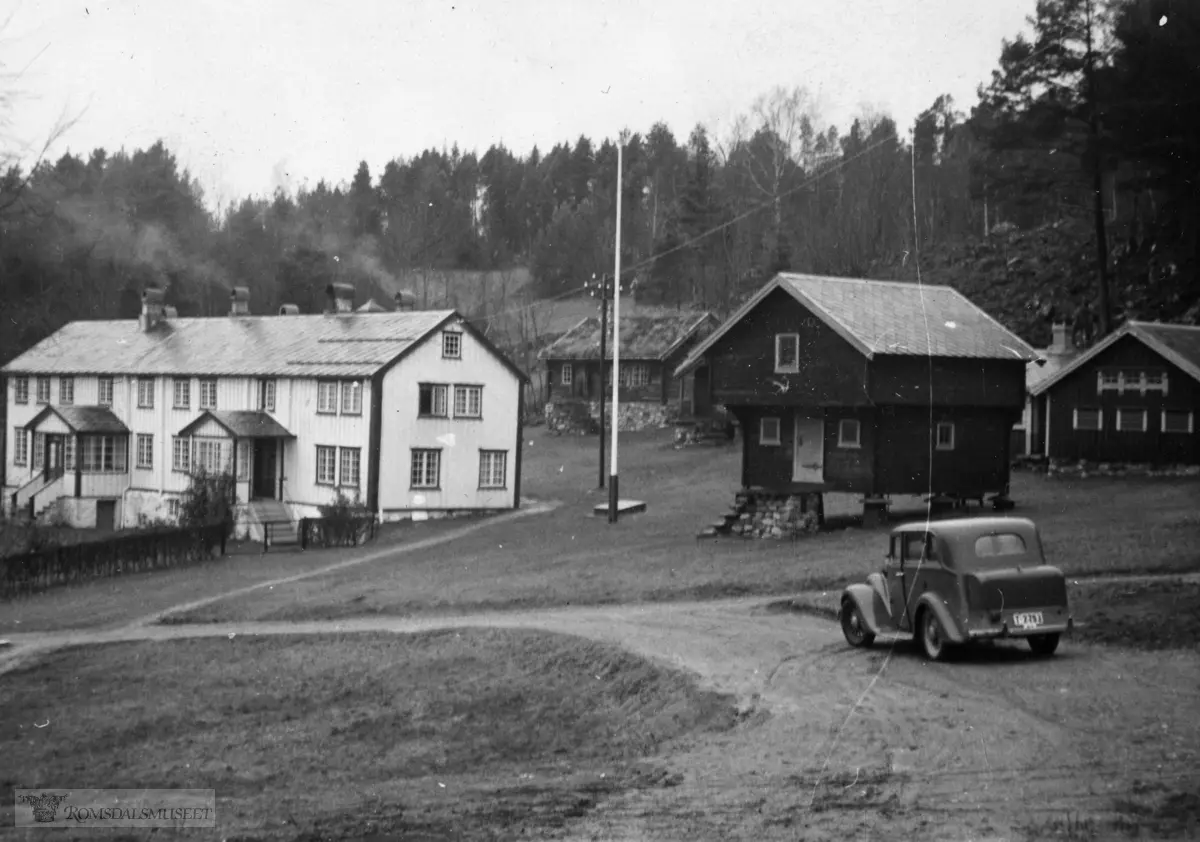 Sølsnes gård, Sølsnes. Bil med reg nr T-2793..Bilen er en Willys 77 1933-36 med påbygd uoriginal koffert. I Norges Bilbok 1935 er høyeste nr. i denne Molde-serien T-2670. I Hvem eier bilen 1939 og 48 står nr. på Wllys personbil, I 39 er eieren E.T.B. Sundby, Rebek, i 48 O.G.J. Rangnes, Kleive.