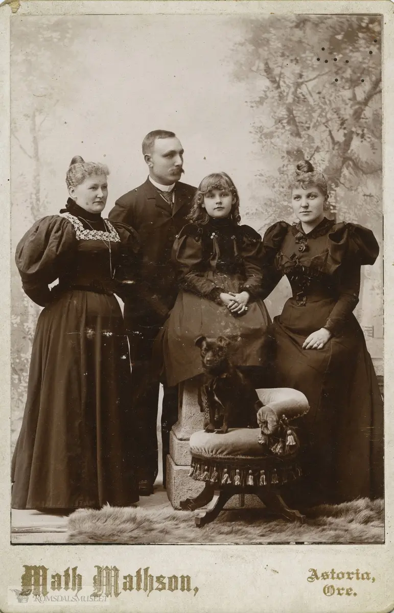 "Antagelig tatt 8.4.1897" .Annie g.m.finske Dr. Kaljonen. Senere bosatt i Helsingfors, Finland..(Schistad albumer)
