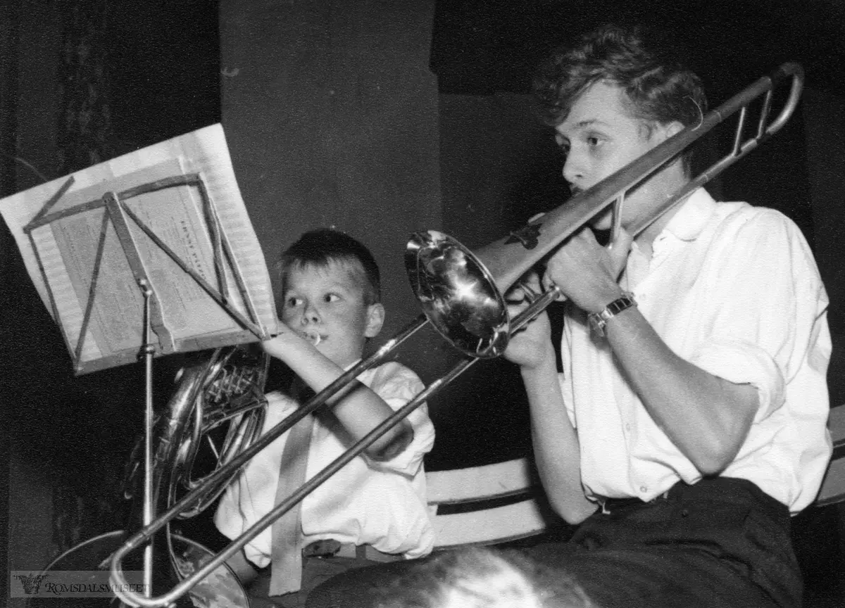 "Spill selv 1960. Brødrene Øivind og Rolf Strand spiller duetter av Mozart på henholdsvis waldhorn og trombone. Rolf ble senere utdannet som blant annet musikklærer, Øivind startet i 1972 sin yrkeskarriere som profesjonell hornist. (bildet stod i Romsdal Folkeblad, privat eie)".Konsert i Revehallen..