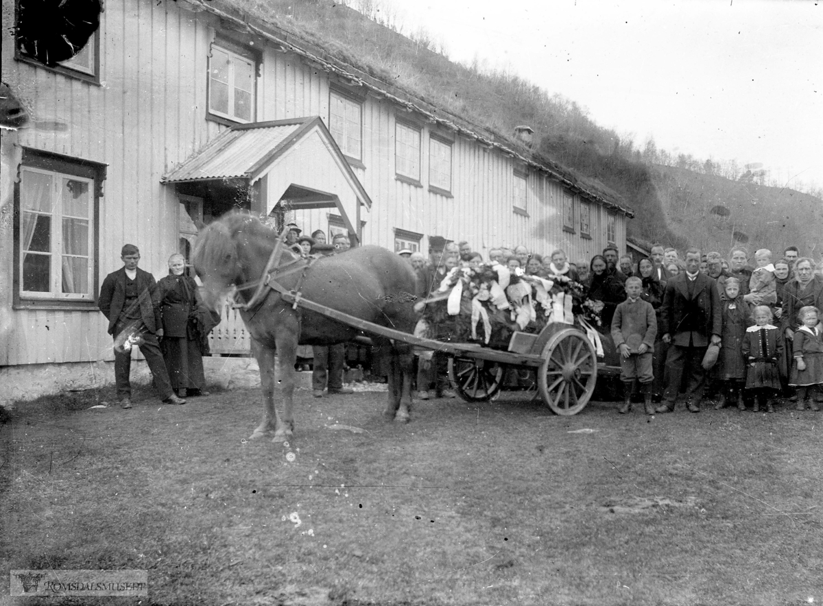 Begravelse, Aslak Moens gravferd 1916..Peder P. Meringdal (1834-1917) helt t.h.
