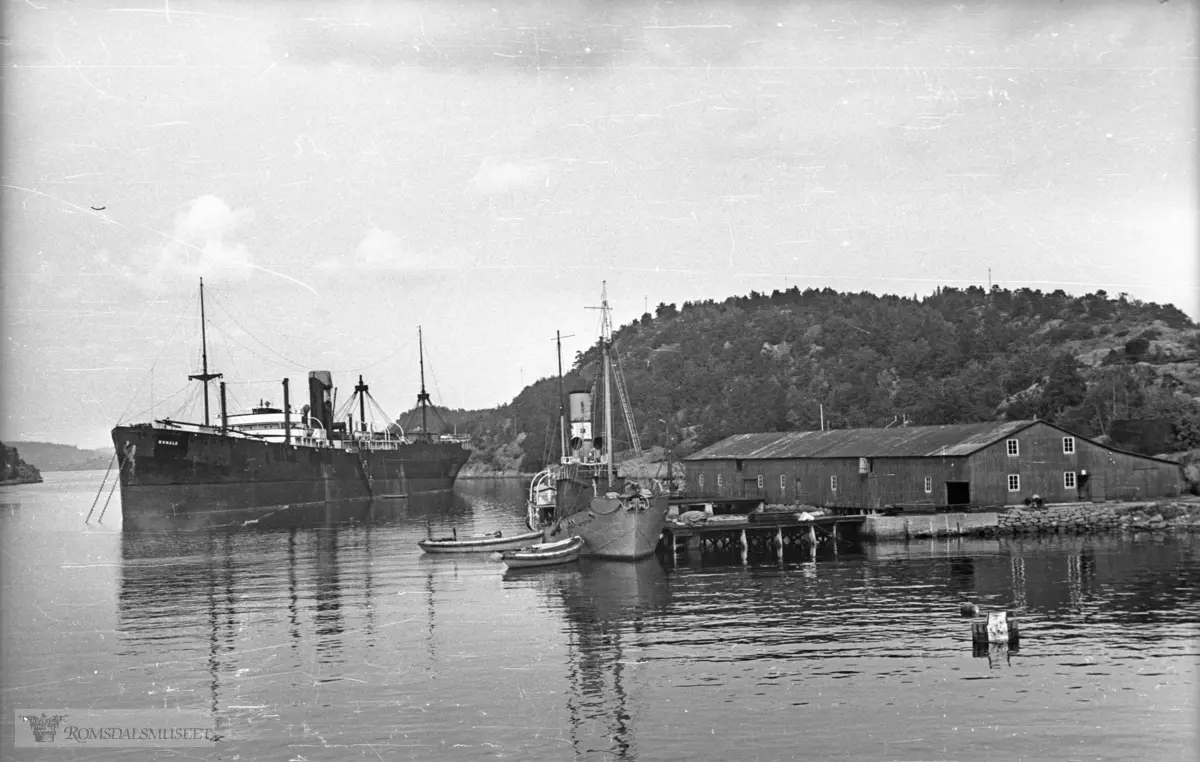 Båten "Seksern" ligger til kai.."Ronald" ligger oppankret på fjorden.