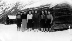 Framhaldskule foran hytta til Johannes Austigard.