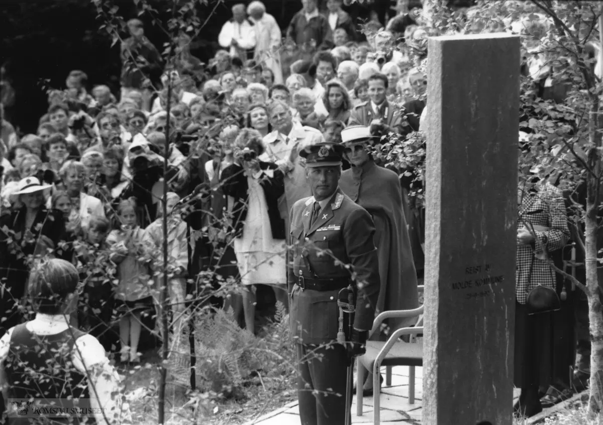 Kong Harald avduket minnestein over sin far Kong Olav ved Kongebjørka. Fra Molde bys 250-årsjubileum 29/6-1992)
