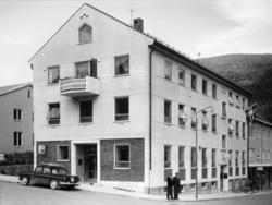 Åndalsnes postkontor nytt 1960..Bilen er en Humber Hawk, sen