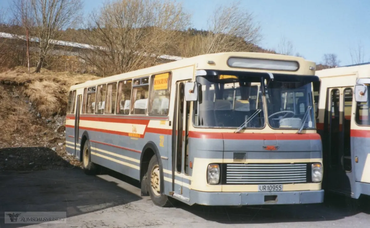 UR10955 var en Volvo B57, 1971-modell, og levert til Aarø og Molde Auto A/S. Karosseriet ble bygd ved Kristiansund Lettmetall A/S (VBK). Som ny var bussen lakkert i gult med mørkblå striper som bussene i Molde. Etter fusjonen i 1973 (Molde Bilruter) ble bussen lakkert i grått og gult, som på bildet. UR10955 var en turbuss med 50 sitteplaser, som sjelden gikk i valig rutetrafikk. I 1992/1993 ble den solgt og eksportert til Øst-Europa..(fra Oddbjørn Skjørsæter sine samlinger i Romsdalsarkivet)