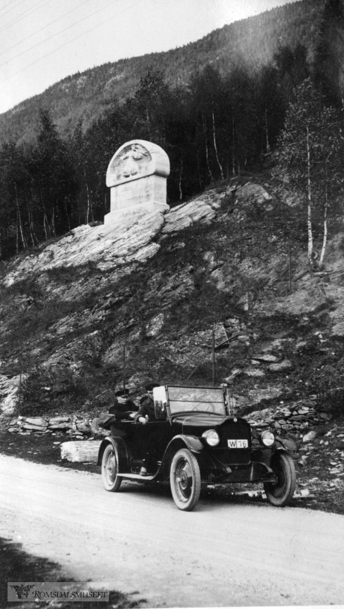 Bil med reg nr W-76..Bildet viser også "Monumentet som ble reist i 1912 på stedet for slaget ved Kringen («skotteslaget» 1612), er dekorert med et relieff som forestiller Pillarguri.".https://no.wikipedia.org/wiki/Pillarguri
