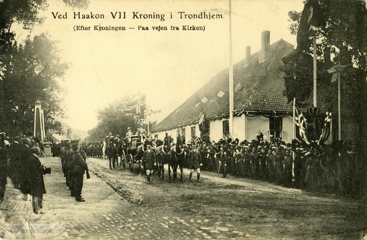 Fra Kroningsreisen i 1906..Ved Kong Haakon sin kroning i Trondheim etter kroningen på vei fra kirken.