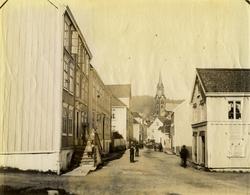 Storgata sett østover., Storgata sett østover med kirken i b