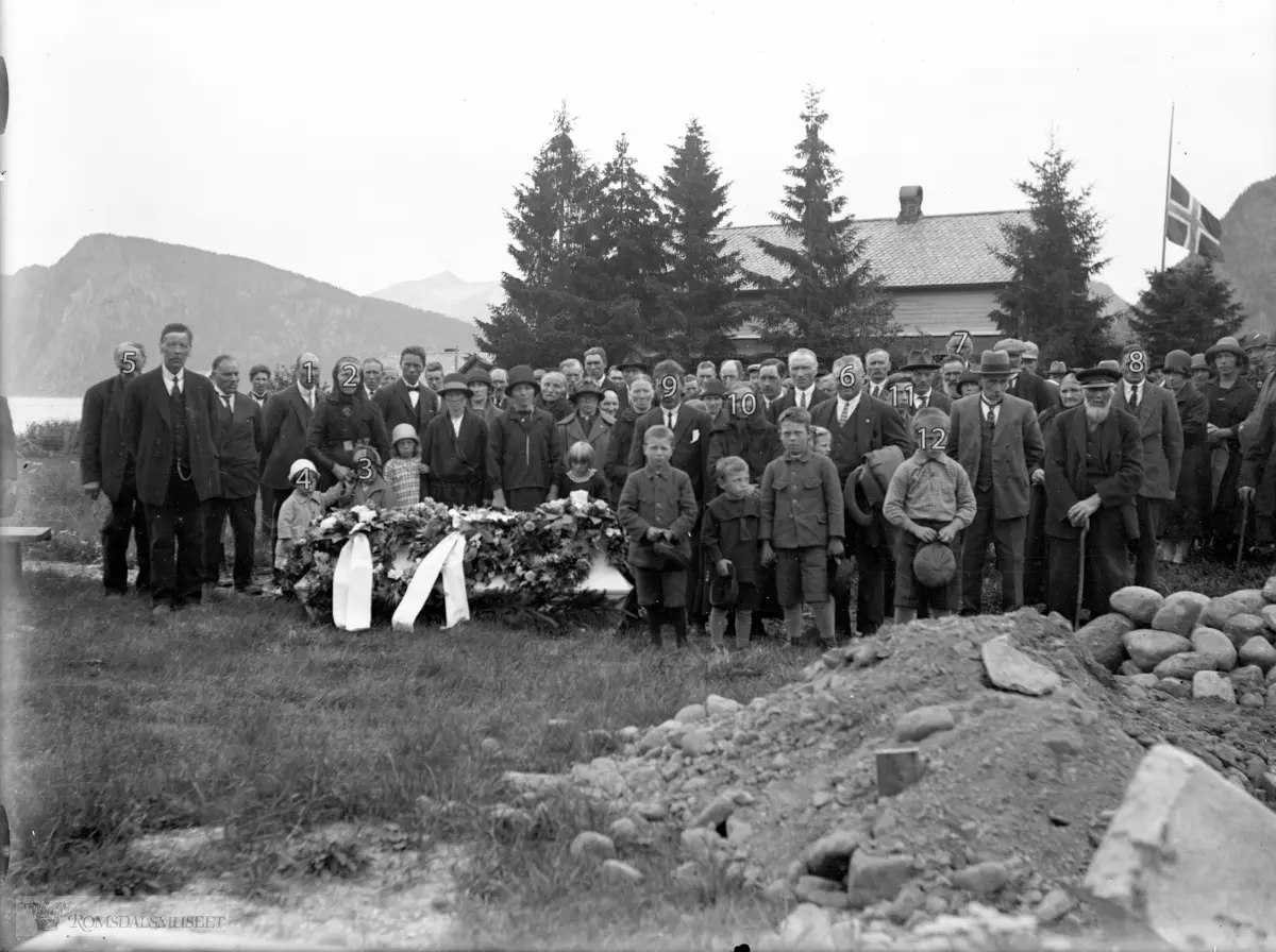 Begravelse fra Voll kirke..Muligens gravferda til Eline Einarsdatter Oterholm f.1844 d.1929 som var gift til Sørensgarden, Sæbø.