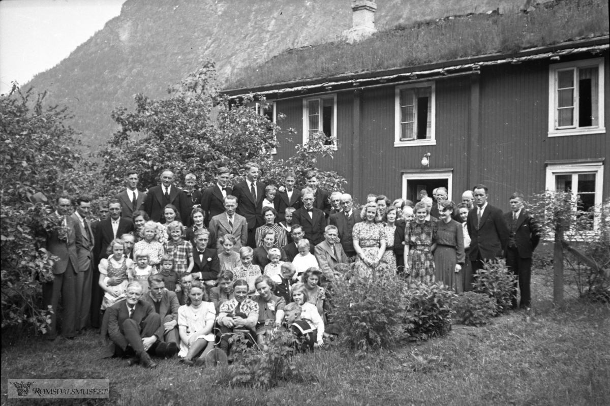 Bryllauppet til Peder Utigard og Magna Austigard i Reitan 29.06.1944.