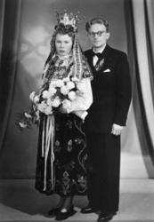 Gift 1954. .Brudekronen på bildet er i 2012 eid av Audbjørg 