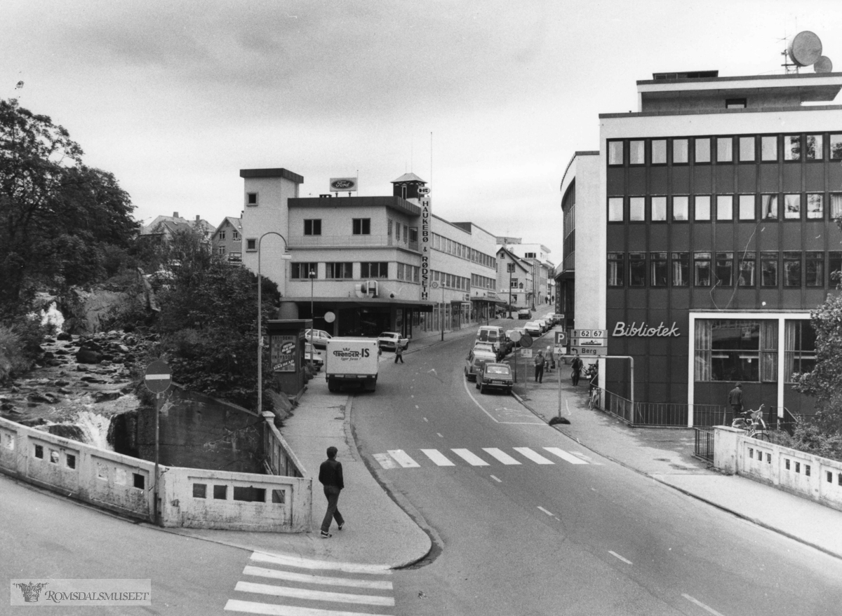 Sett oppover Romsdalsgata med Moldeelva, biblioteket til høyre. Haukebø & Rødseth AS, Honningsvågkiosken.