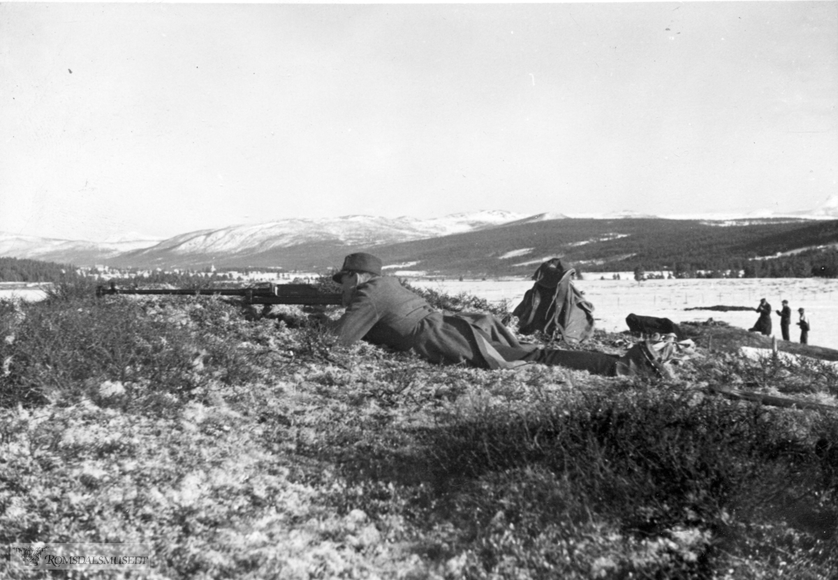 "24-27. april" Efter marsjen gjennom Rondane ble avdelingene re organisert foran Hjerkin og nye stillinger inntatt"."Antitank-kanon i stilling"..Britisk anti-tank rifle av typen Boys, og da er bildet høyst sannsynligvis tatt i 1940.