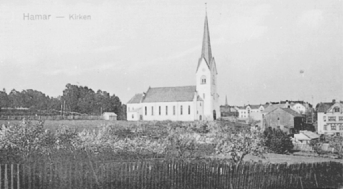 Postkort, Hamar domkirke, Sagatun, til høyre hus og hage til gartner A. Nordstrøm
