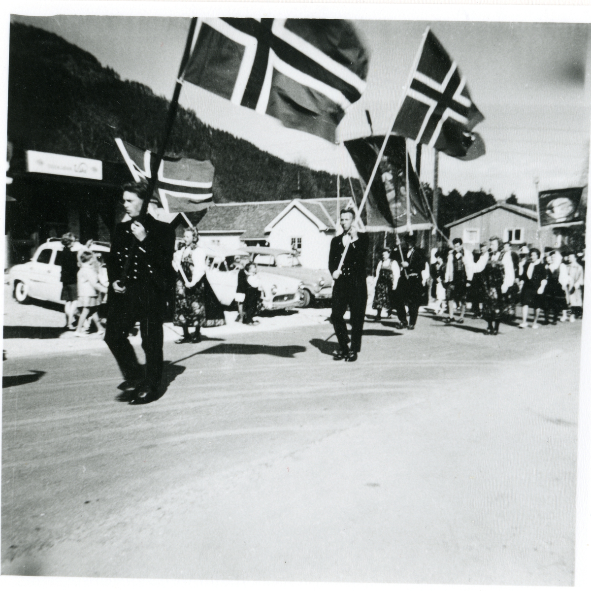 Bunad,fane og flagg.
17 mai tog 1964.
Flaggbærarar er frå v.Tomas Stensgård og Ola Magne Ransedokken.