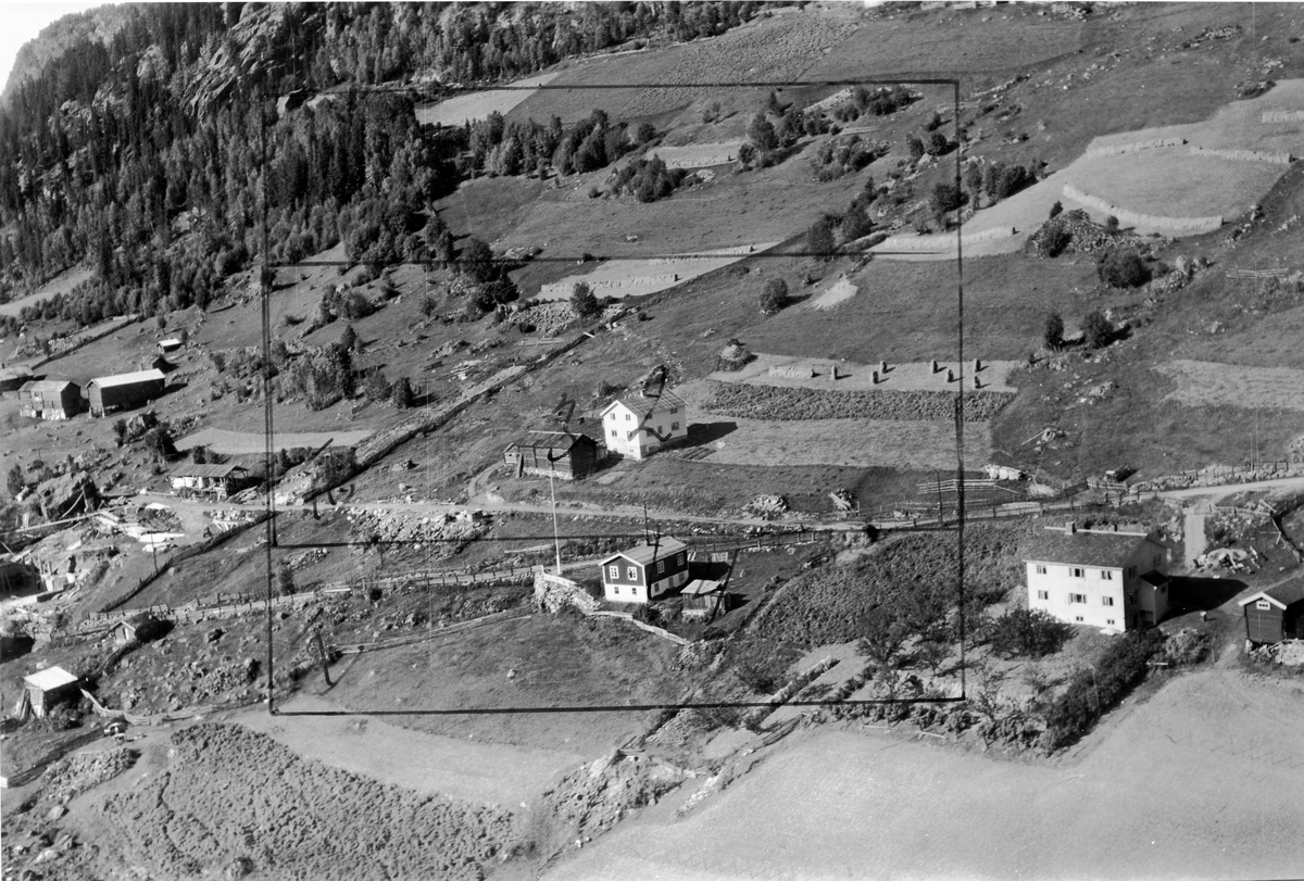 Flyfoto av Nedre Haugstad.
Hallingstugu,bolighus og låve.