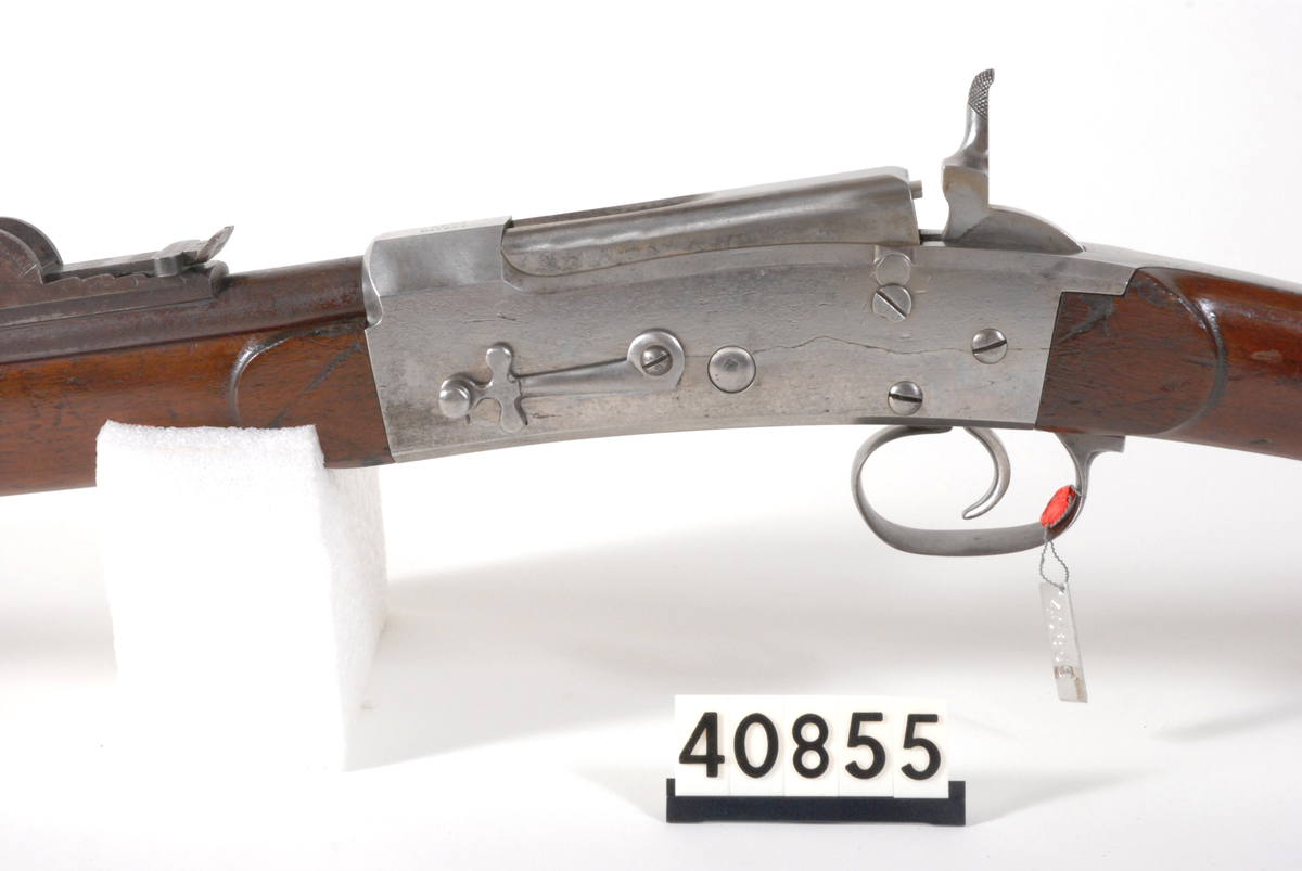 Krag 4``` magasingevær fra 1869 med relatvit åpent rørmagasin under pipen.