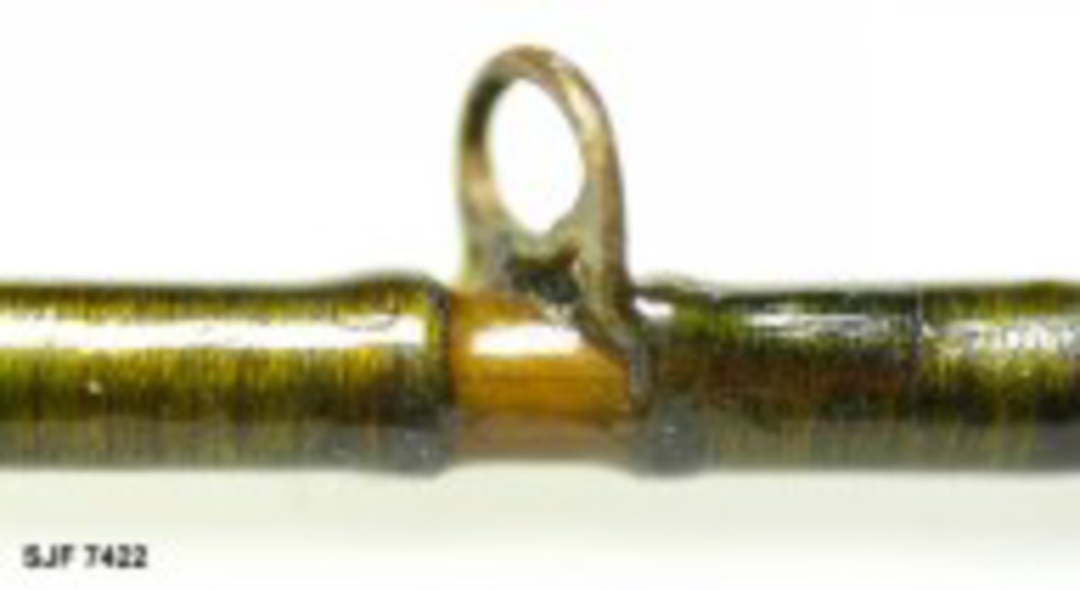 Form: Stanga har sekskantet tverrsnitt
Tredelt splitcane-stang med ekstra topp. Stålkjerne. Stanga er oppbevart i et futeral av seilduk med Hardys merke på. Top- pene ligger oppbevart i en metallsylinder (L:111). Stanga har korkhåndtak. Stanga er enhånds og trolig brukt til ørretfiske. Giverens far var en ivrig sportsfisker og er gitt tittelen "Den fullendte sportsfisker". Se omtale i Villmarksliv 8, 1973. I tillegg til ovennevnte påskrift står det på posen: Olav Orm- stad 1921. På stanga står det i tillegg: The Sournament Rod. 
