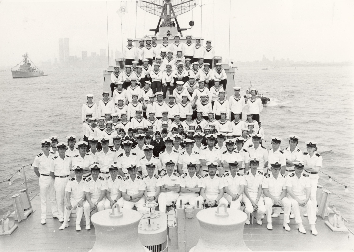 Enkeltbilde. Fregatten KNM Trondheim, besøker New York under 200-års jubileum 4/7-1976. Besetningen i New York havn. I bakgrunnen til venstre den tyrkiske fregatten PEYK