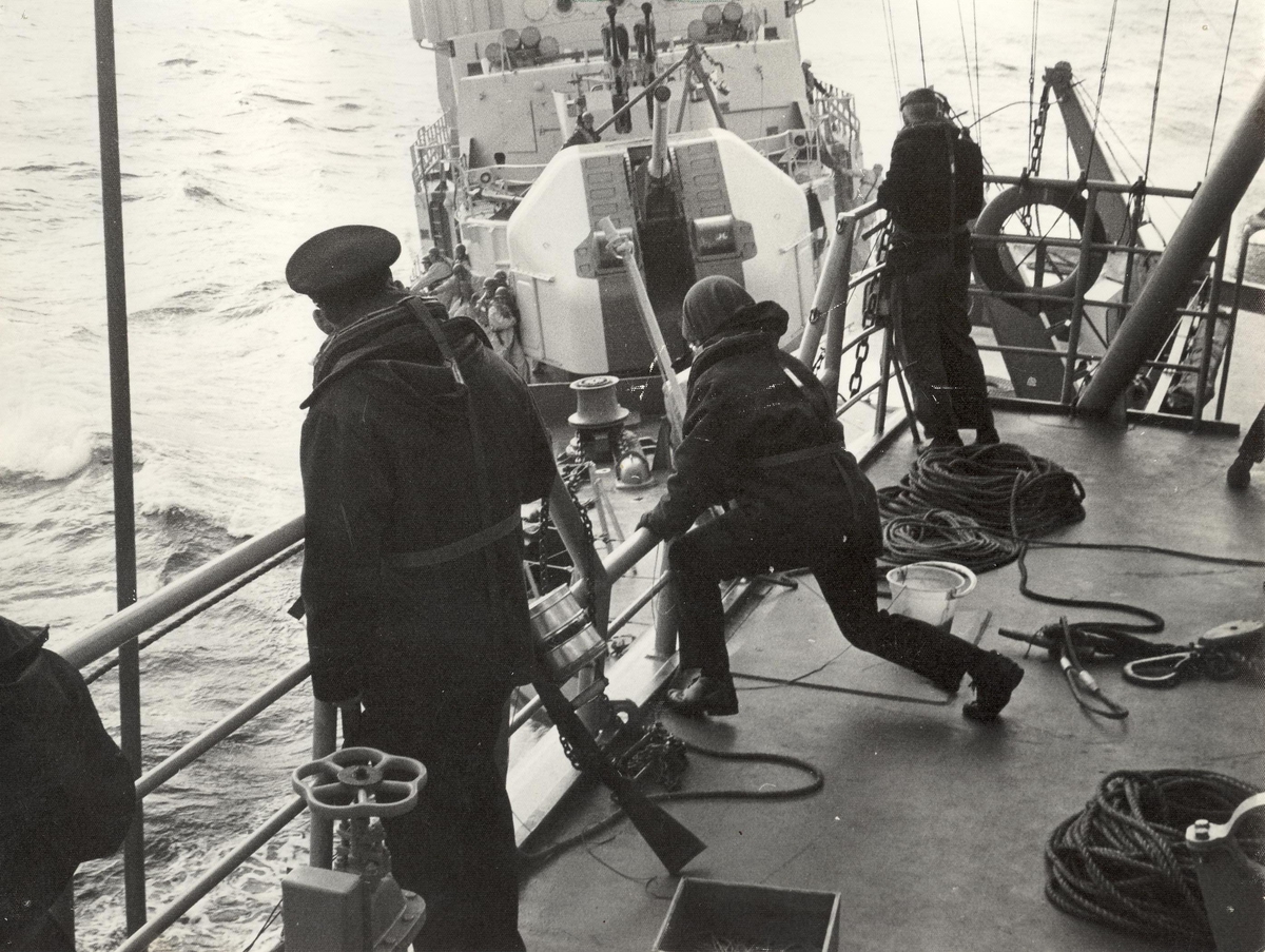 Enkeltbilde. KNM Tronsheim i kollisjon med tysk fregatt 1971. Den tydke fregatten Lybeck, renner inn i KNM Trondheim i forbondelse ,ed overføring i sjøen sør for den Engelske kanal feb. 1971