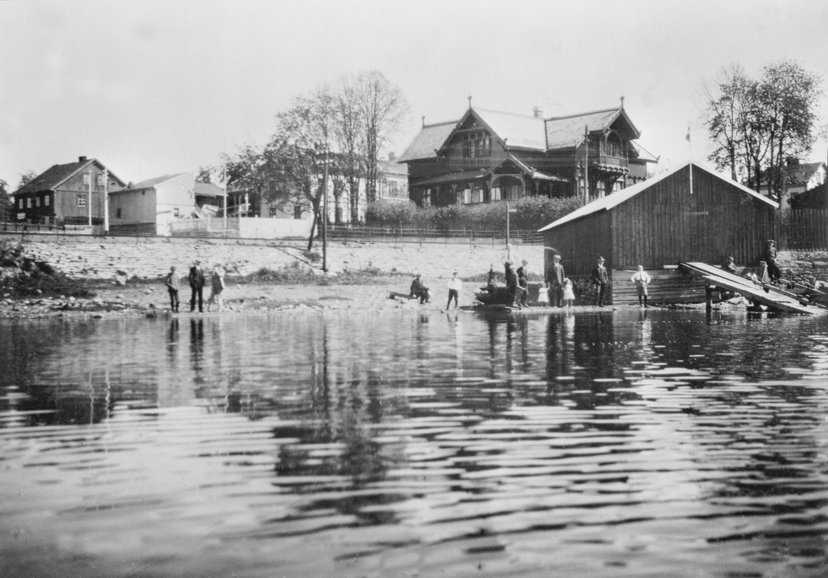 Hamar, Koigen, eksteriør av Hamar roklubb sitt båthus, bak sees rektorboligen som lå i Skappels gate

