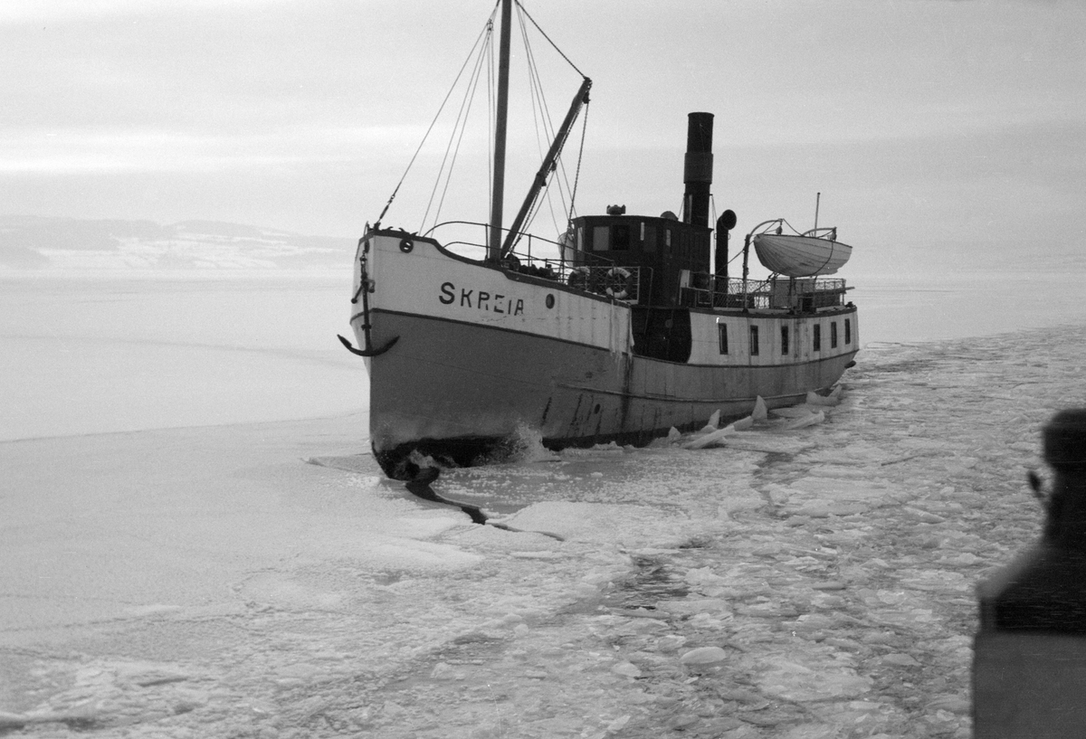 Hamar, mjøsbåten D/S Skreia bryter is på Mjøsa, isbryter, isbrøyting, 

