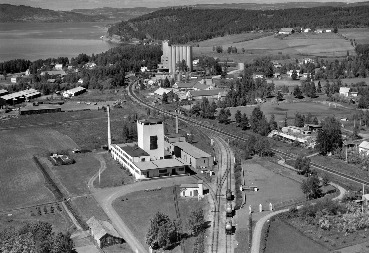 Hamar, Flyfoto, Martodden, Vinmonopolets Rektifikasjonsanlegg på Storhamar, åpnet i 1931 med sidespor av Jernbanelinje mot Statens Kornsilo, bak: Kivron fabrikken, til høyre Storhamar Idrettsplass fotballbane,