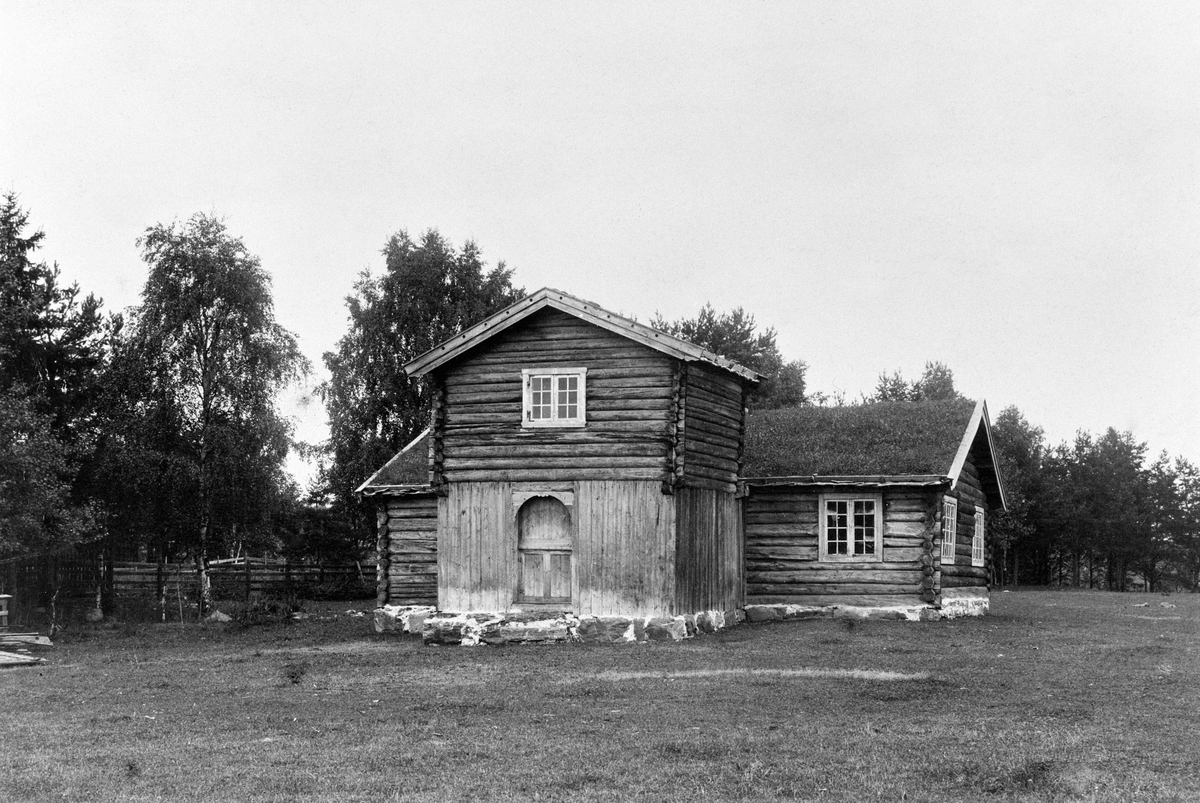 Hamar, Utstillingsplassen, Barfrøstua fra Svestad i Stor-Elvdal ble flyttet til Hamar i 1906, Oplandenes Folkemuseum forløper for Hedmarksmuseet, 
