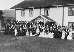 Stort bryllup på Granerud gård, Veldre. Brudepar i midten me